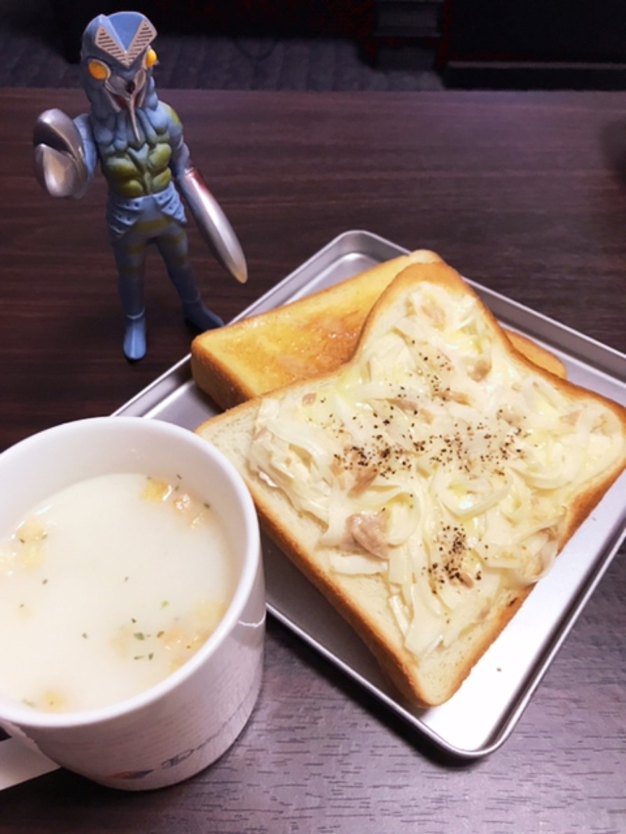 タマネギサラダとチーズのトーストの画像