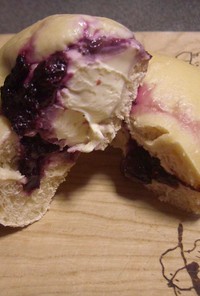 自家製酵母平焼き＆ブルーベリーチーズパン