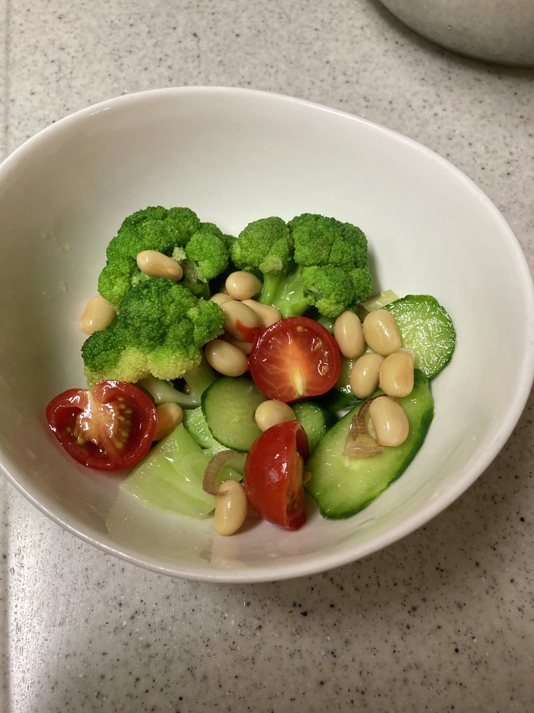 ブロッコリーと煮豆の簡単サラダの画像