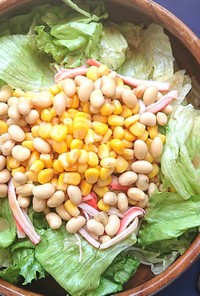 レタス、カニカマ、コーン大豆の栄養サラダ