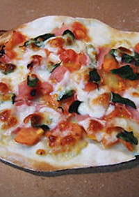モッツァレラと生ハムとトマトのピザ