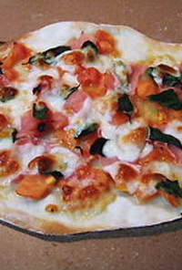 モッツァレラと生ハムとトマトのピザ