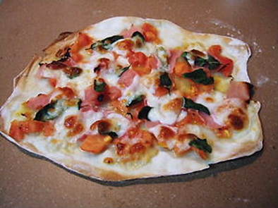 モッツァレラと生ハムとトマトのピザの写真