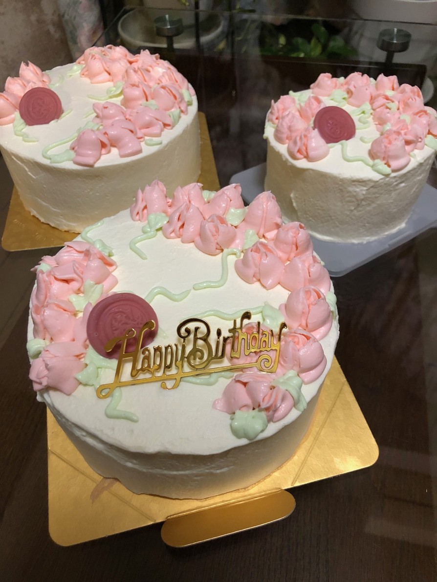 薔薇のデコレーションケーキの画像