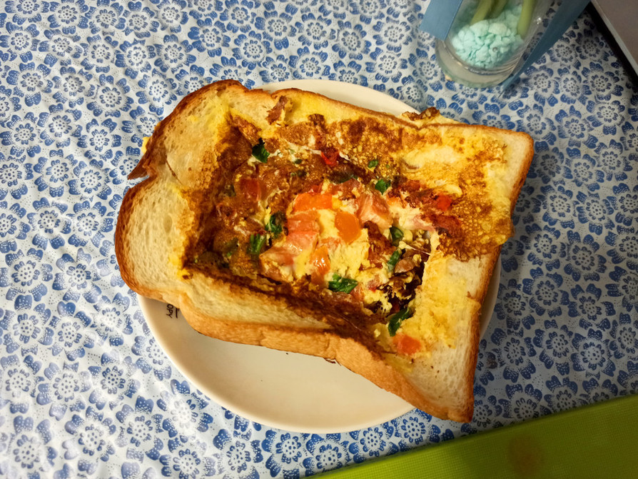卵とトマトのトースト の画像
