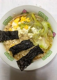 レタス・海苔・卵　しょうゆラーメン