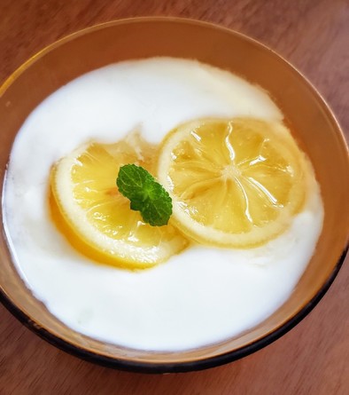 レモンシロップ漬けレモンのヨーグルトの写真