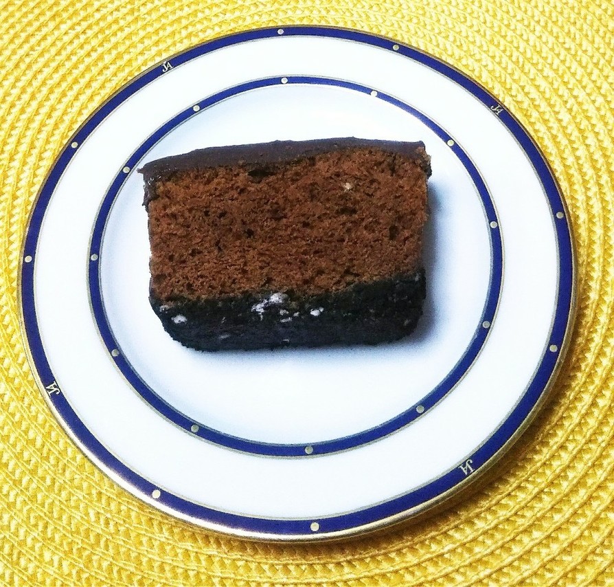 三層の生チョコレートケーキの画像