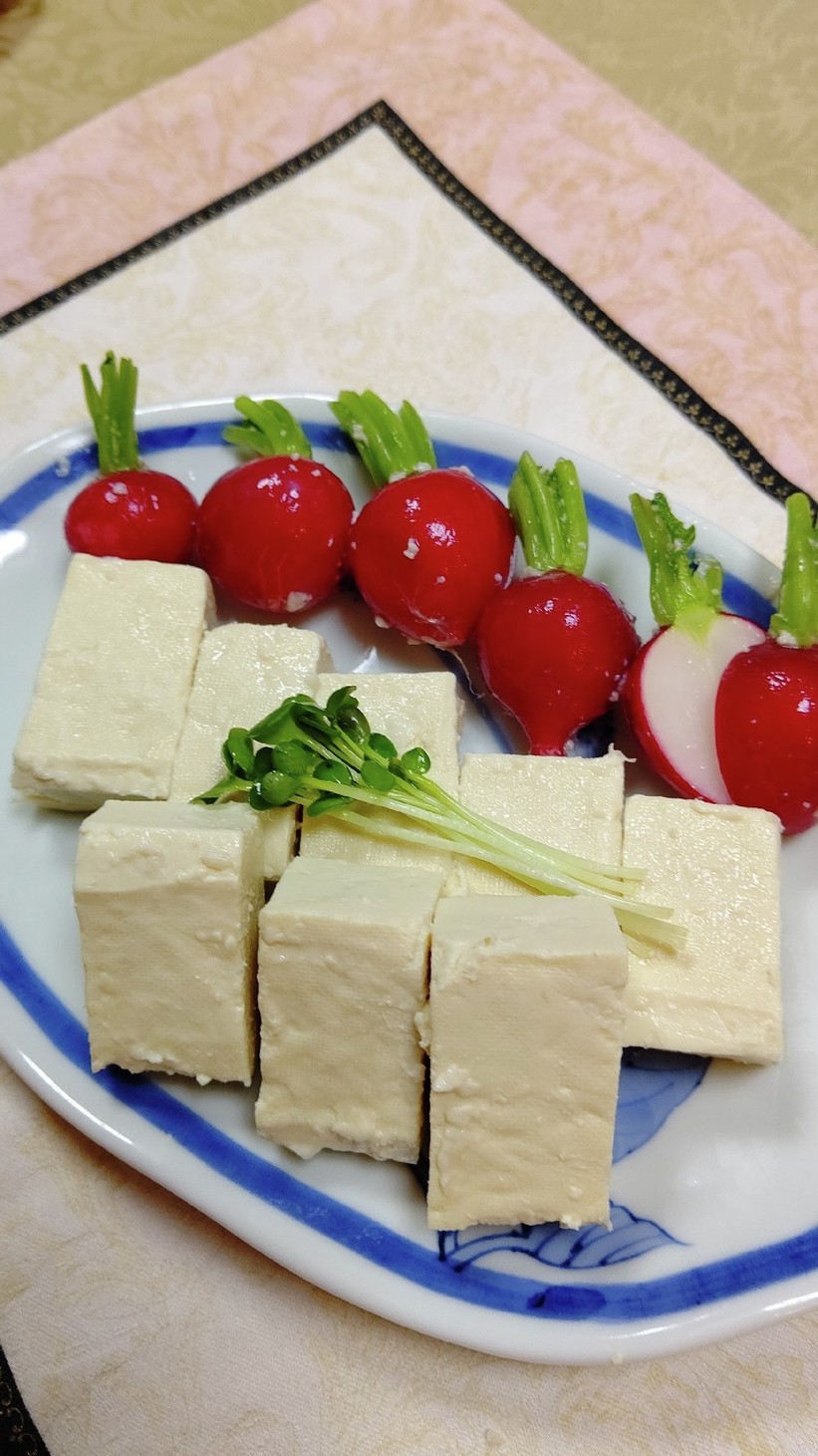 チーズのような塩麹豆腐とラディッシュの画像