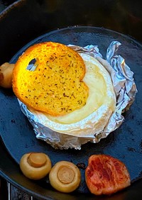 丸ごとカマンベールのチーズフォンデュ