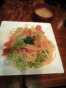 レタスとしそ、ちりめんじゃこのパスタ