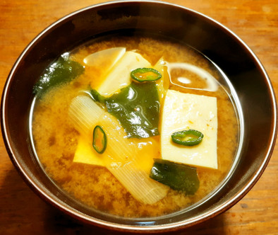 浜納豆入り　豆腐、葱、若布のお味噌汁　の写真