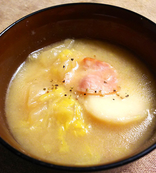 里芋とベーコンの味噌スープの画像