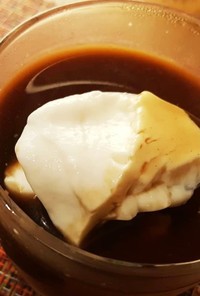 杏仁豆腐、黒蜜と烏龍茶のソース。