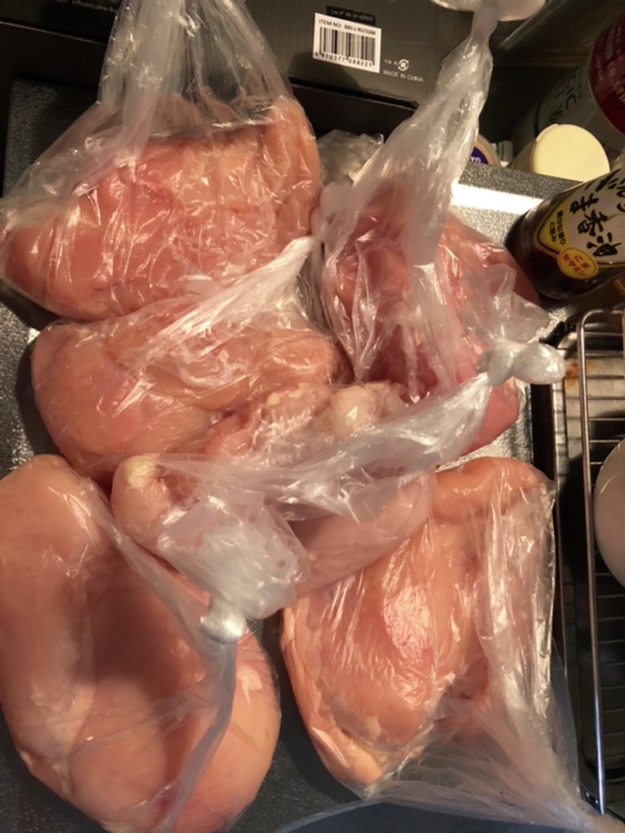 業務用スーパーの鶏胸肉 2kg の仕込みの画像