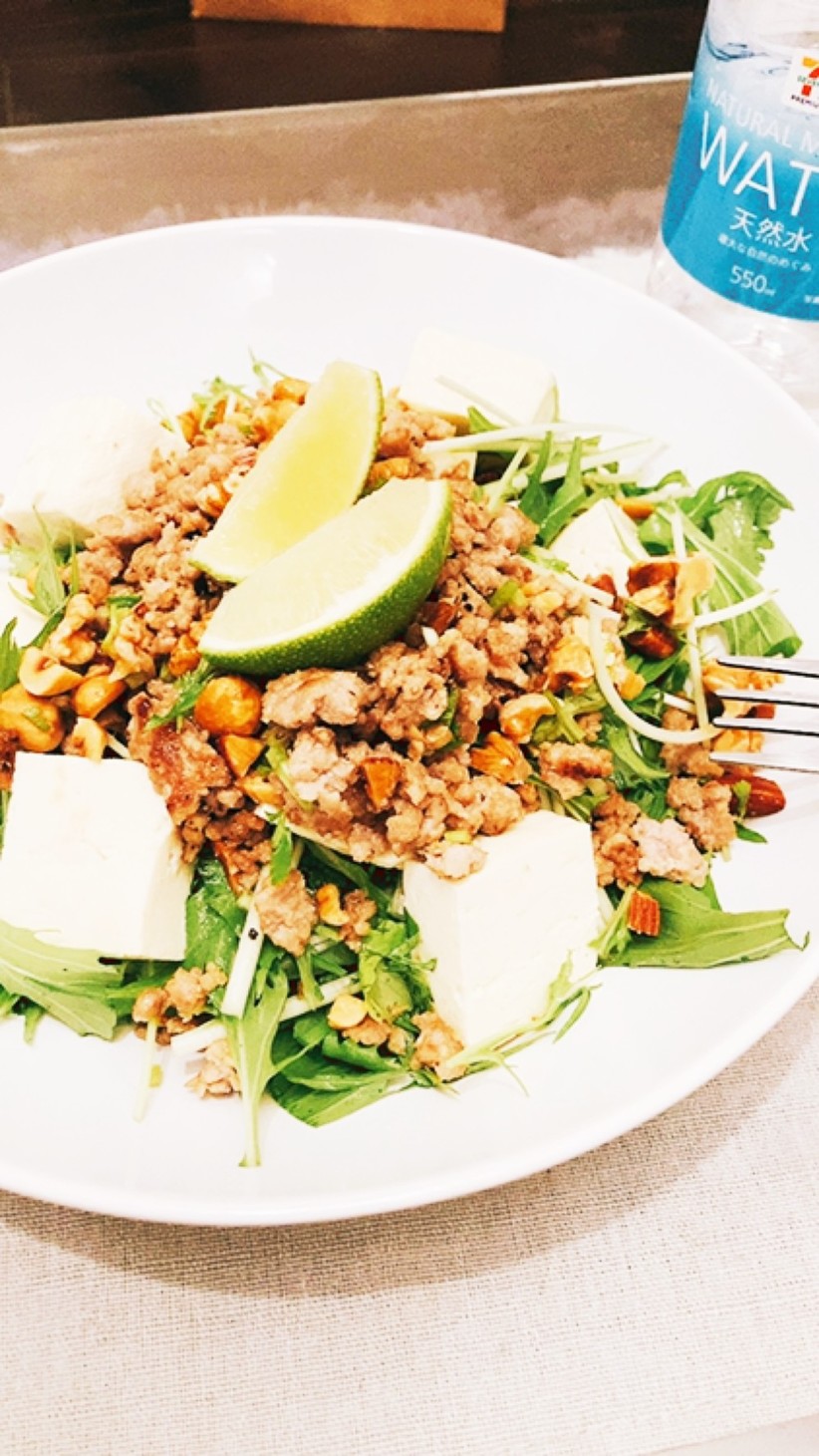 【ケト飯】豚挽肉とナッツ、豆腐のサラダの画像