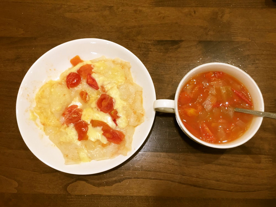 餅ピザとトマトコンソメスープの画像