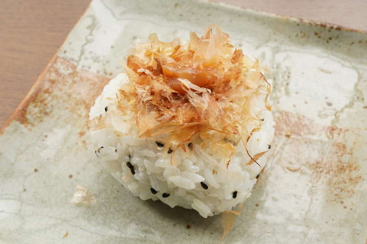 ごま塩おにぎり 鰹節 ねり梅 レシピ 作り方 By さつきa クックパッド 簡単おいしいみんなのレシピが376万品