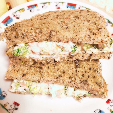 シーチキンブロッコリー玉ねぎサンドイッチの写真