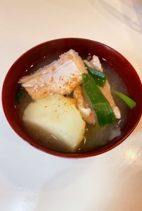 鮭と根菜の味噌汁