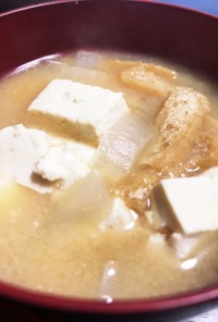 豆腐とタマネギのお味噌汁