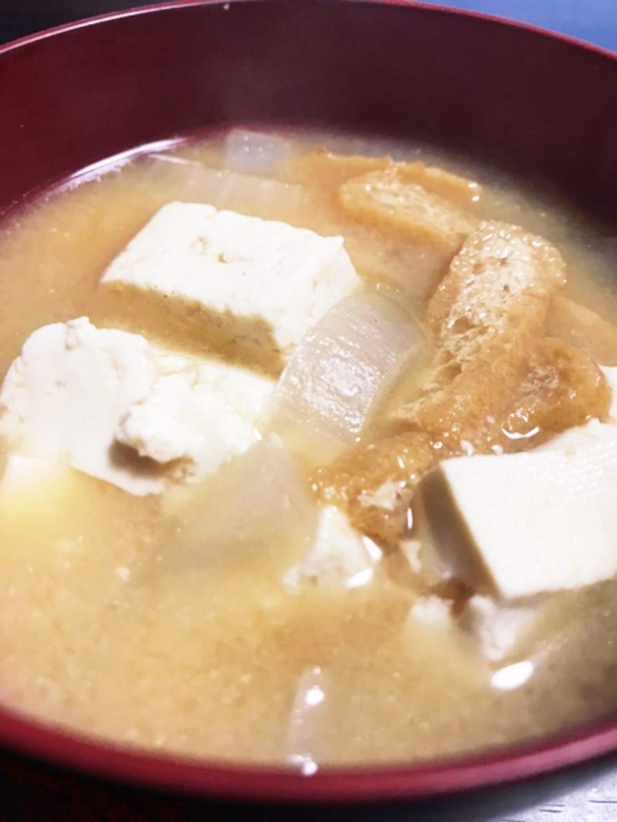 豆腐とタマネギのお味噌汁の画像