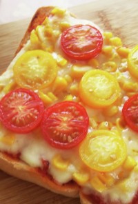 ミニトマトとコーンのピザ＊水玉トースト