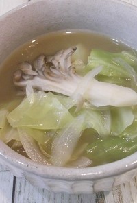 ゆで汁活用　キャベツと舞茸の醬油スープ