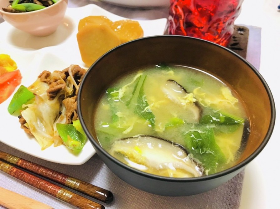 簡単小松菜と椎茸と卵のお味噌汁の画像