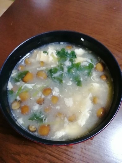 三つ葉豆腐なめこ卵入り味噌汁の写真