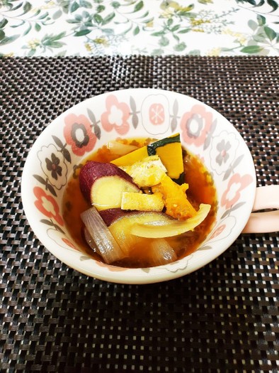 南瓜とさつま芋の秋の味噌汁の写真