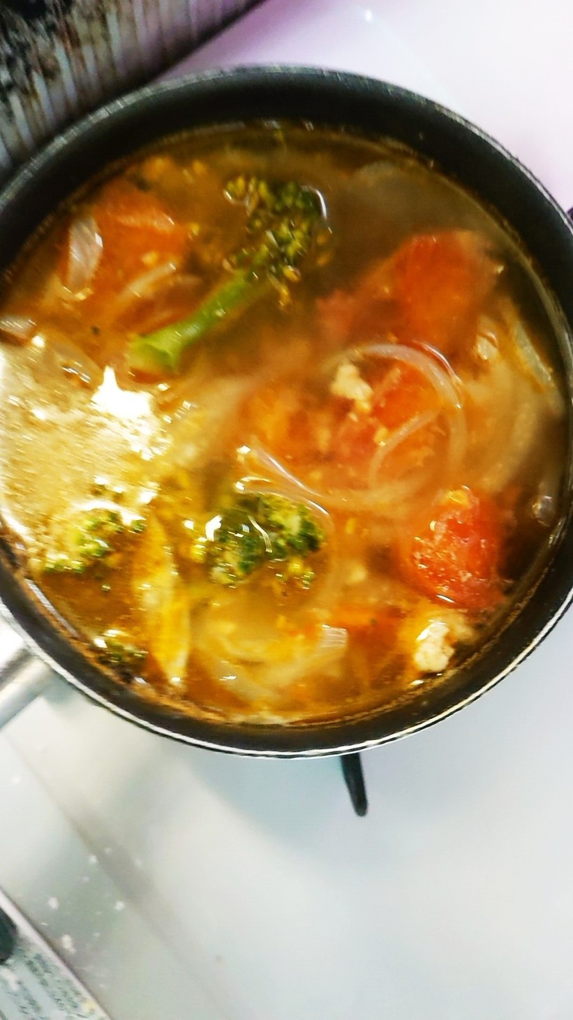 鶏ひき肉とブロッコリー＆トマトのスープの画像