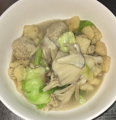 粉豆腐豚団子とキャベツの豚骨鍋スープの写真