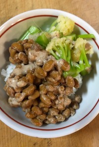 納豆とカリフローレのごまドレご飯