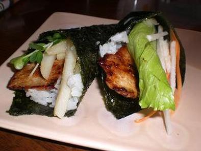 豚しょうが焼きと野菜いっぱい手巻き寿司の写真