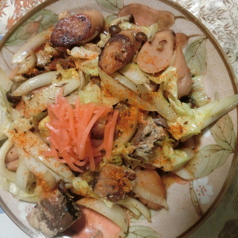 サバの水煮缶と魚肉ソーセージで野菜炒め。