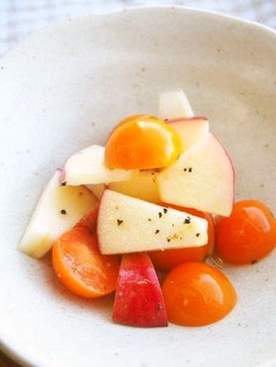 プチトマト・りんごのオリーブ油和えサラダの写真