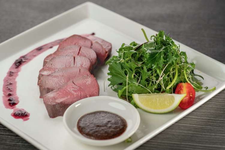 鹿肉のポワレ 黒ニンニクとスモモのソース レシピ 作り方 By 屋久島フードログ クックパッド 簡単おいしいみんなのレシピが360万品