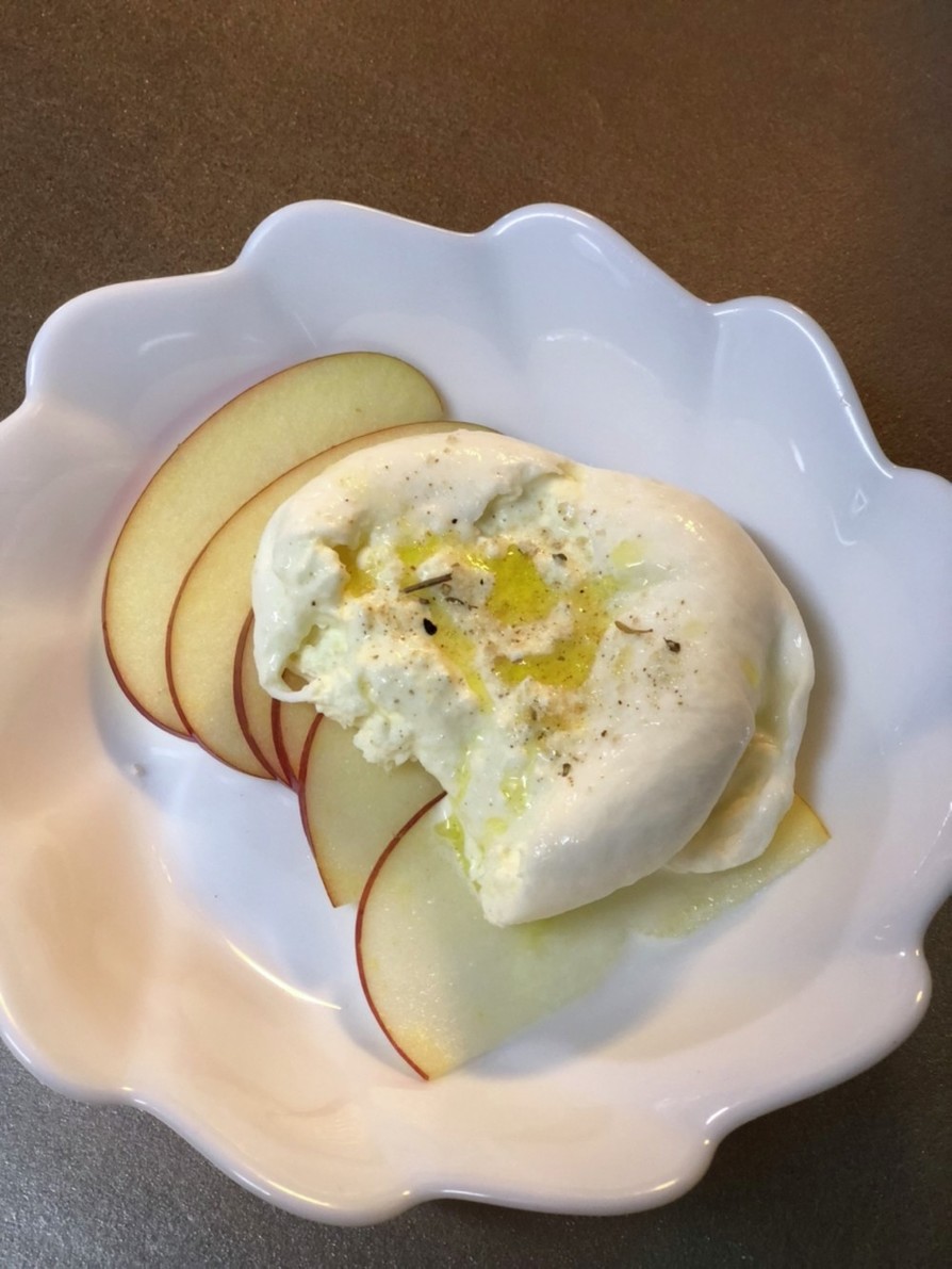 ブラータとりんごのデザートの画像