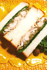 ローストチキンと発酵野菜のサンドイッチ