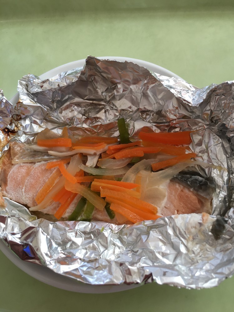 【保育園給食】鮭のホイル焼きの画像