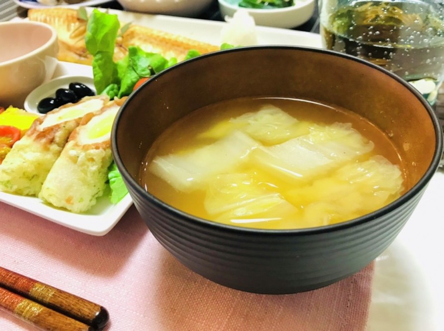 シンプルな白菜のお味噌汁の画像