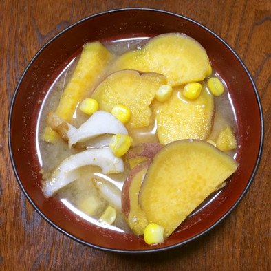 さつま芋＆コーン＆竹輪の味噌汁の写真