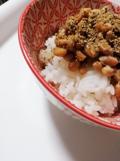 納豆ご飯に、すりエゴマ☆えごまの実の写真