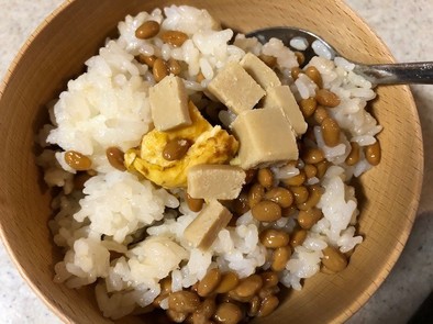 納豆とビヨンドとうふのご飯の写真