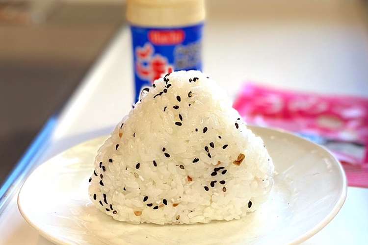 ごま塩とうめこ カリカリ梅 のおにぎり レシピ 作り方 By かっちゃん杉 クックパッド 簡単おいしいみんなのレシピが353万品
