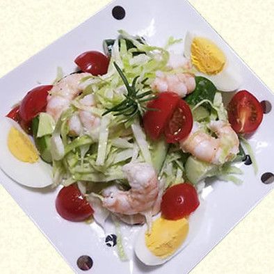えびと野菜の彩りデリ風サラダの写真