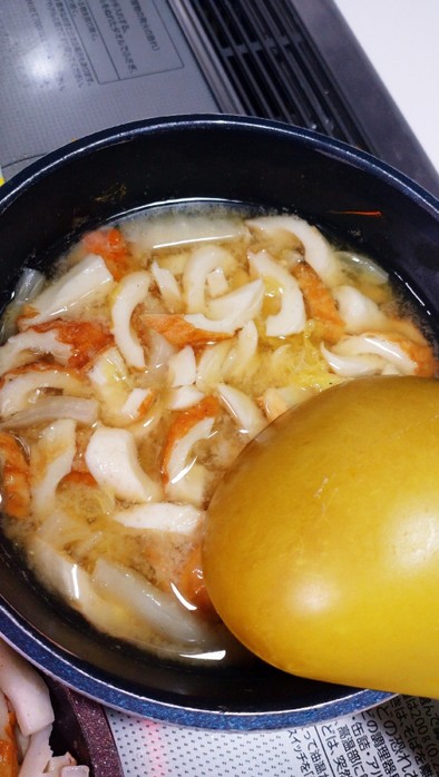 魚介の旨味でる ちくわと白菜のお味噌汁の写真