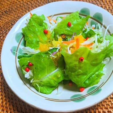 彩り野菜のサンチュ巻きサラダの写真