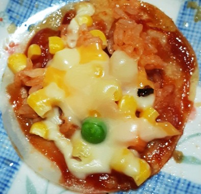 チキンライスの餃子の皮ピザの写真